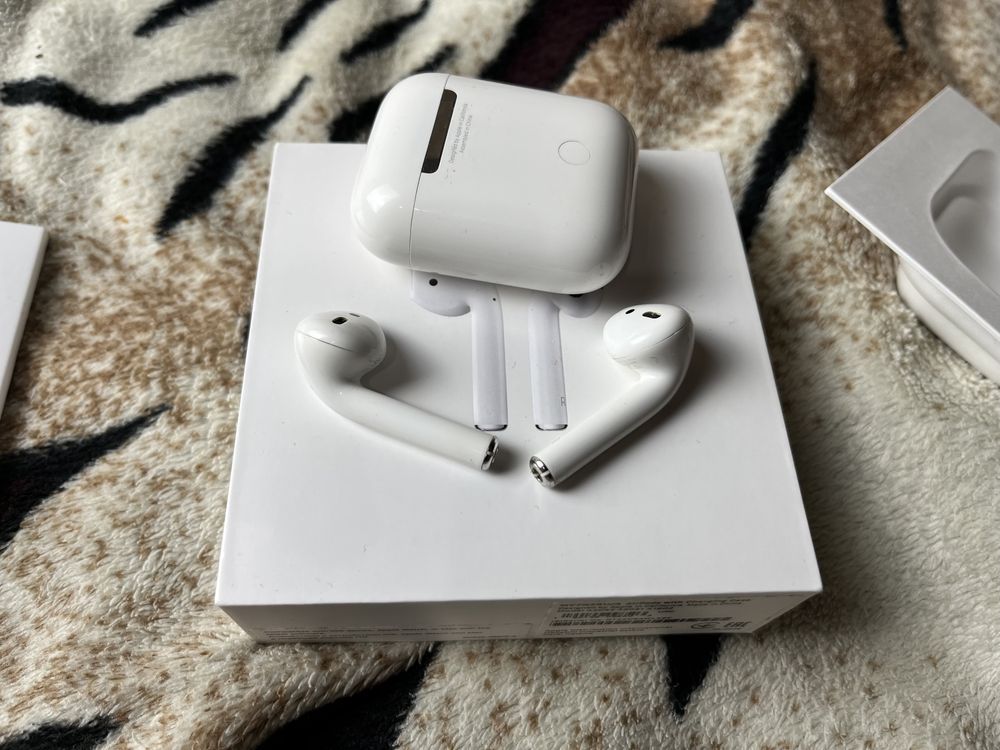 Беспроводные наушники Apple AirPods 2 Original + еще один наушник