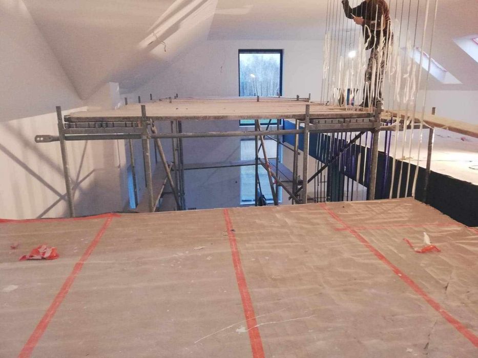 Wykończenia wnętrz, szpachlowanie i malowanie natryskowe agregatem.