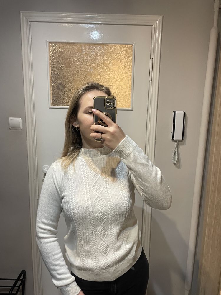 sweter damski kolor biały z półgolfem