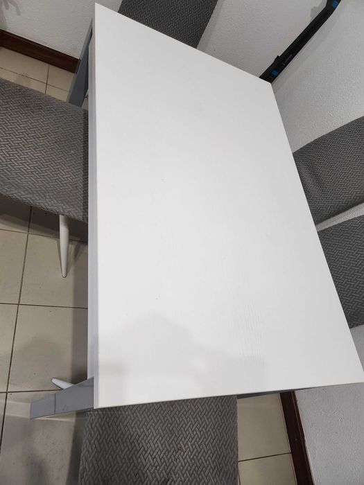 Mesa em madeira em bom estado