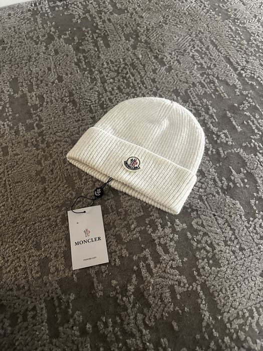Biała Zimowa Czapka Moncler