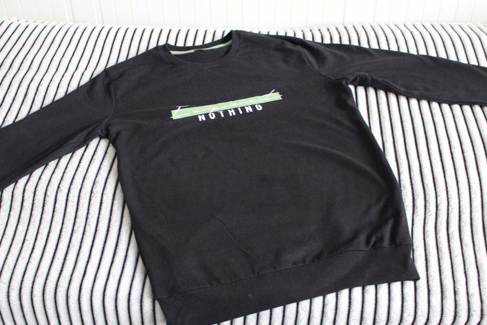 Trzy bluzy chłopięce w rozmiarze 158-164 i grube skarpety