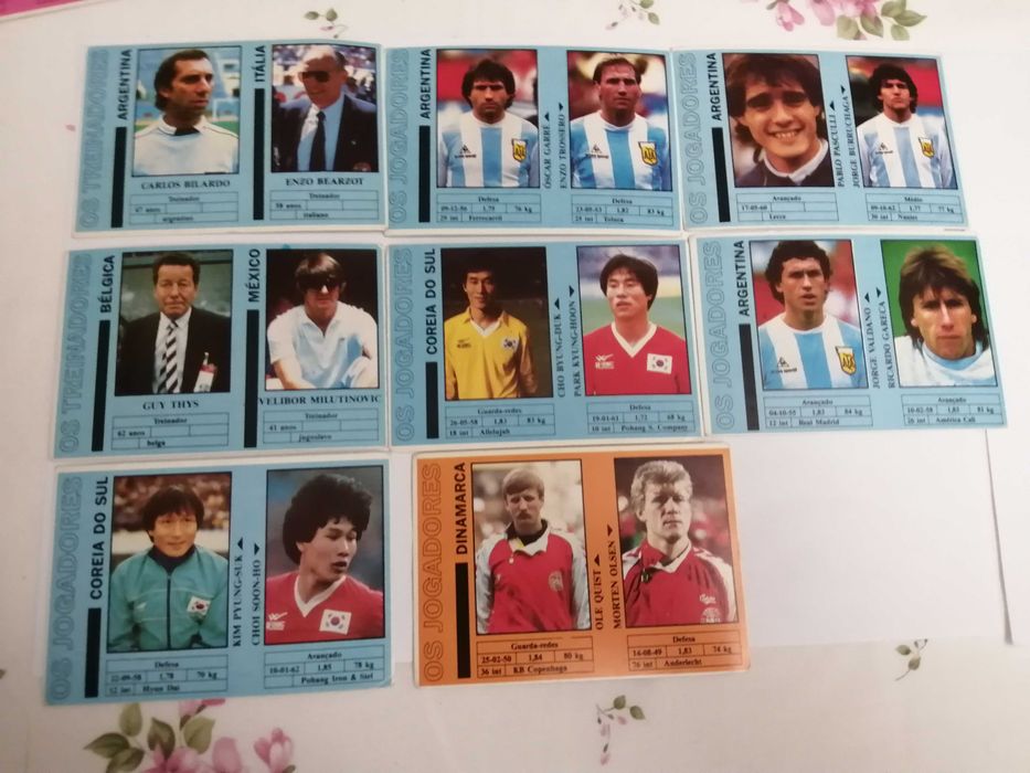 Calendários antigos com jogadores e equipas de futebol