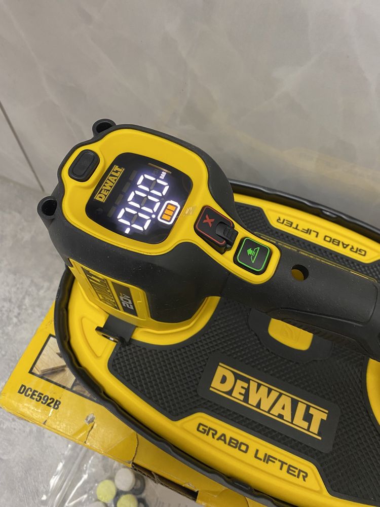 DeWALT DCE592B 20V MAX акумуляторна вакуумна присоска привезено з США
