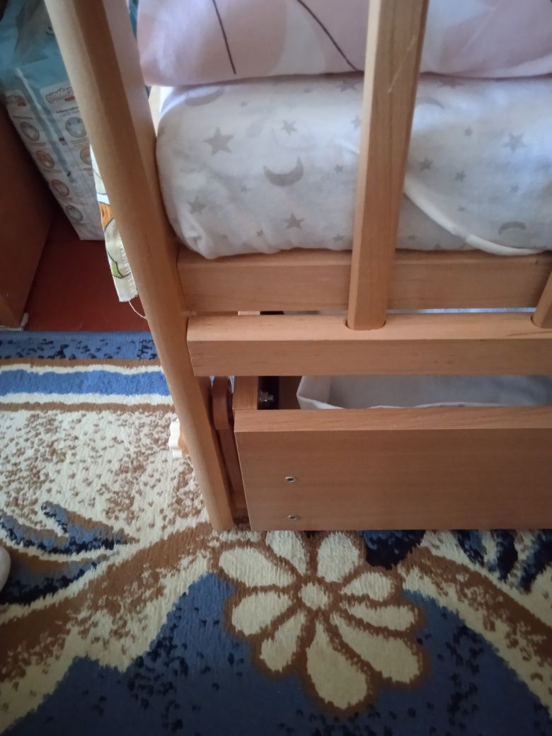 Детская кроватка с маятником и выдвижным ящиком