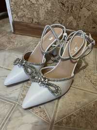 Весільні, білі, святкові туфлі