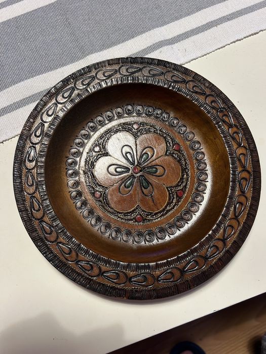 Stary ręcznie rzeźbiony talerz drewniany