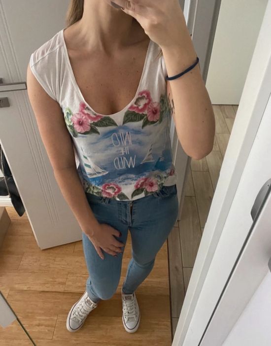 Stradivarius s koszulka z krotkim rekawem i duzym dekoltem floral