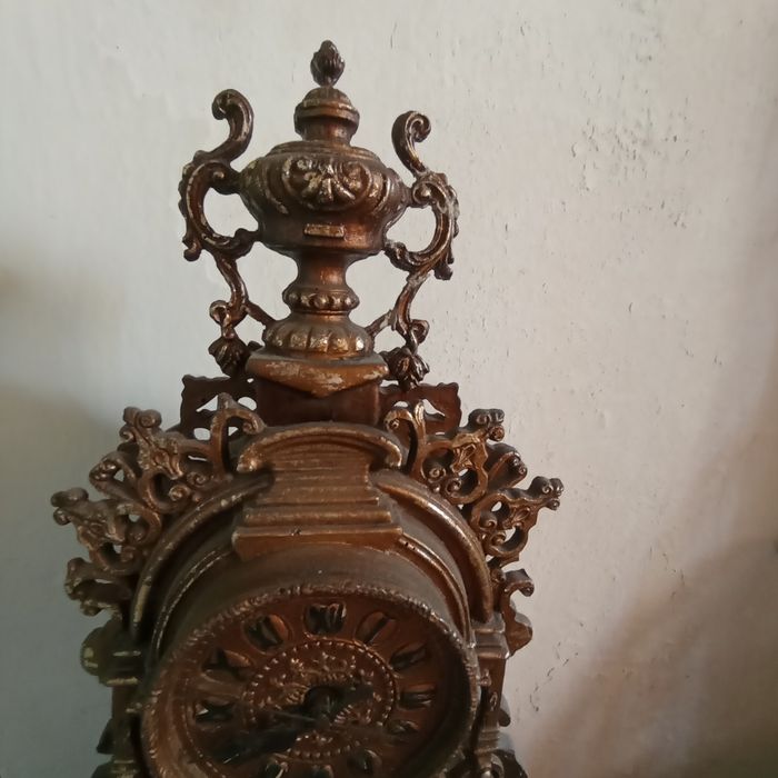 Rosyjski zegar z tworzywa uszkodzony