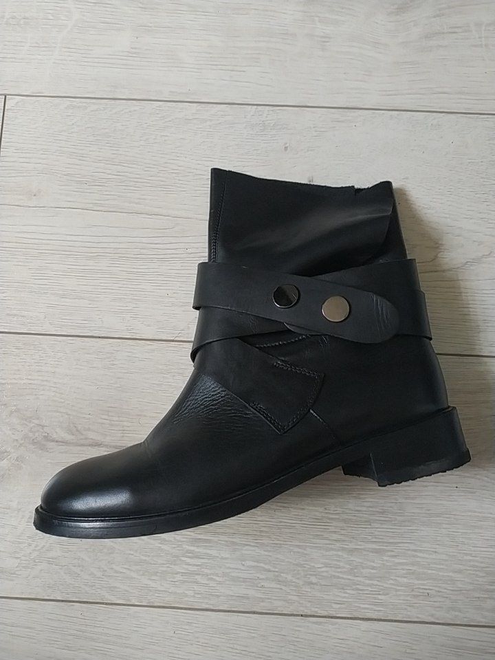 Жіночі ботинки чорного кольору