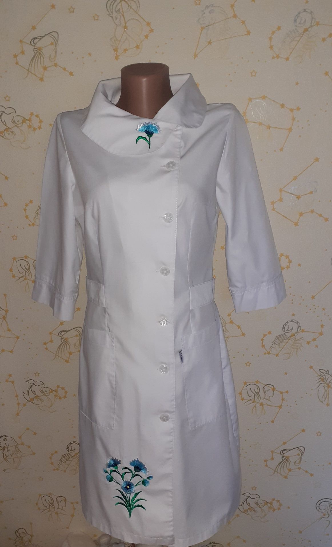 Білий медичний халат з вишивкою 42-44 розмір