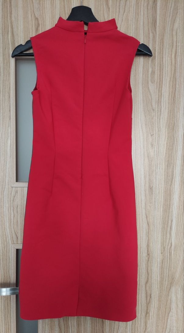 Czerwona klasyczna sukienka z chokerem