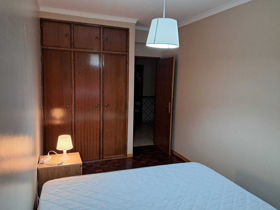 Aluga-se quarto com despesas incluídas.