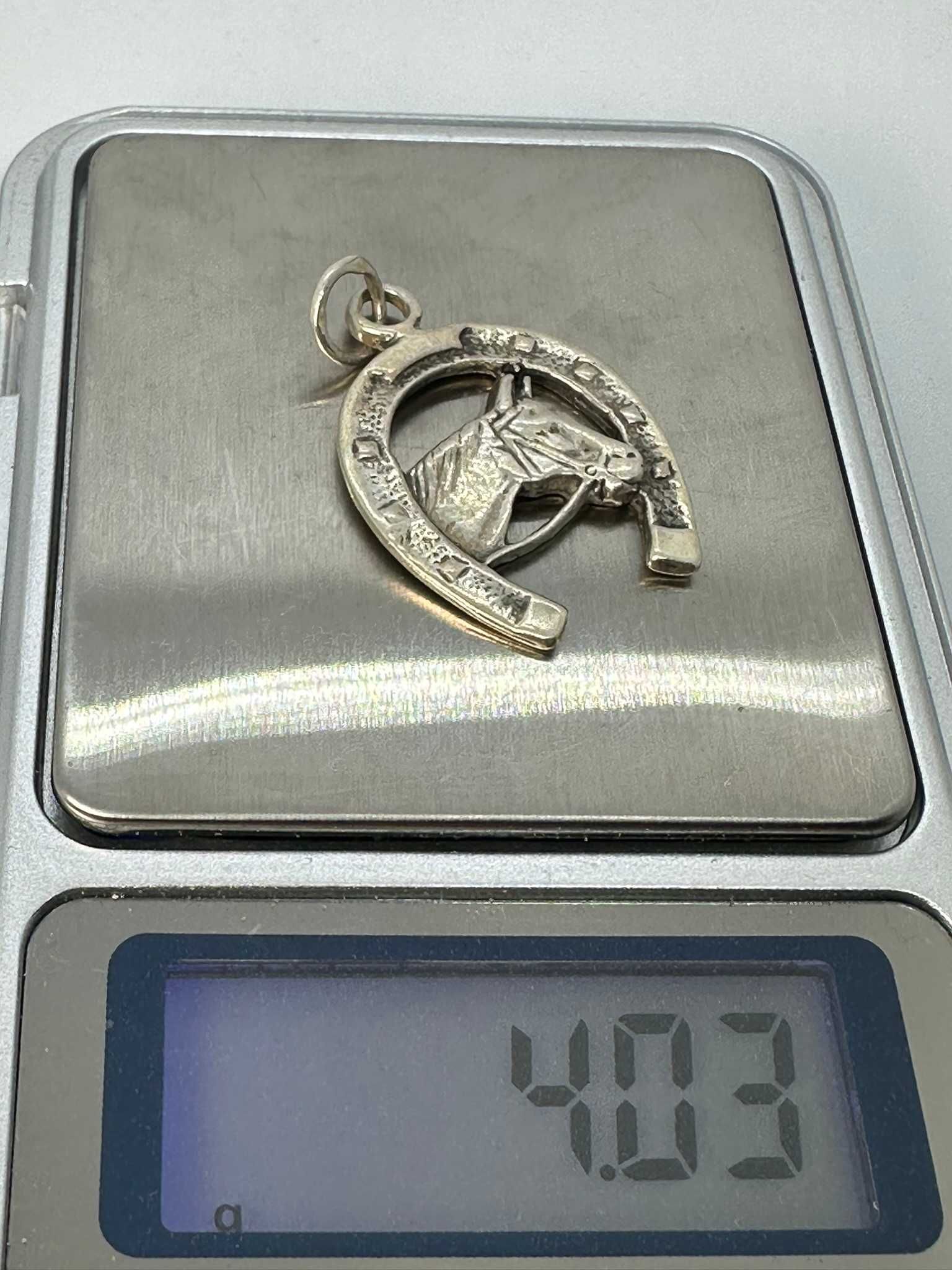 Srebrna zawieszka koń w Podkowie 2,5 x 2 cm