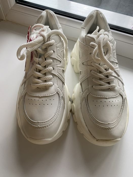 Жіночі кросівки