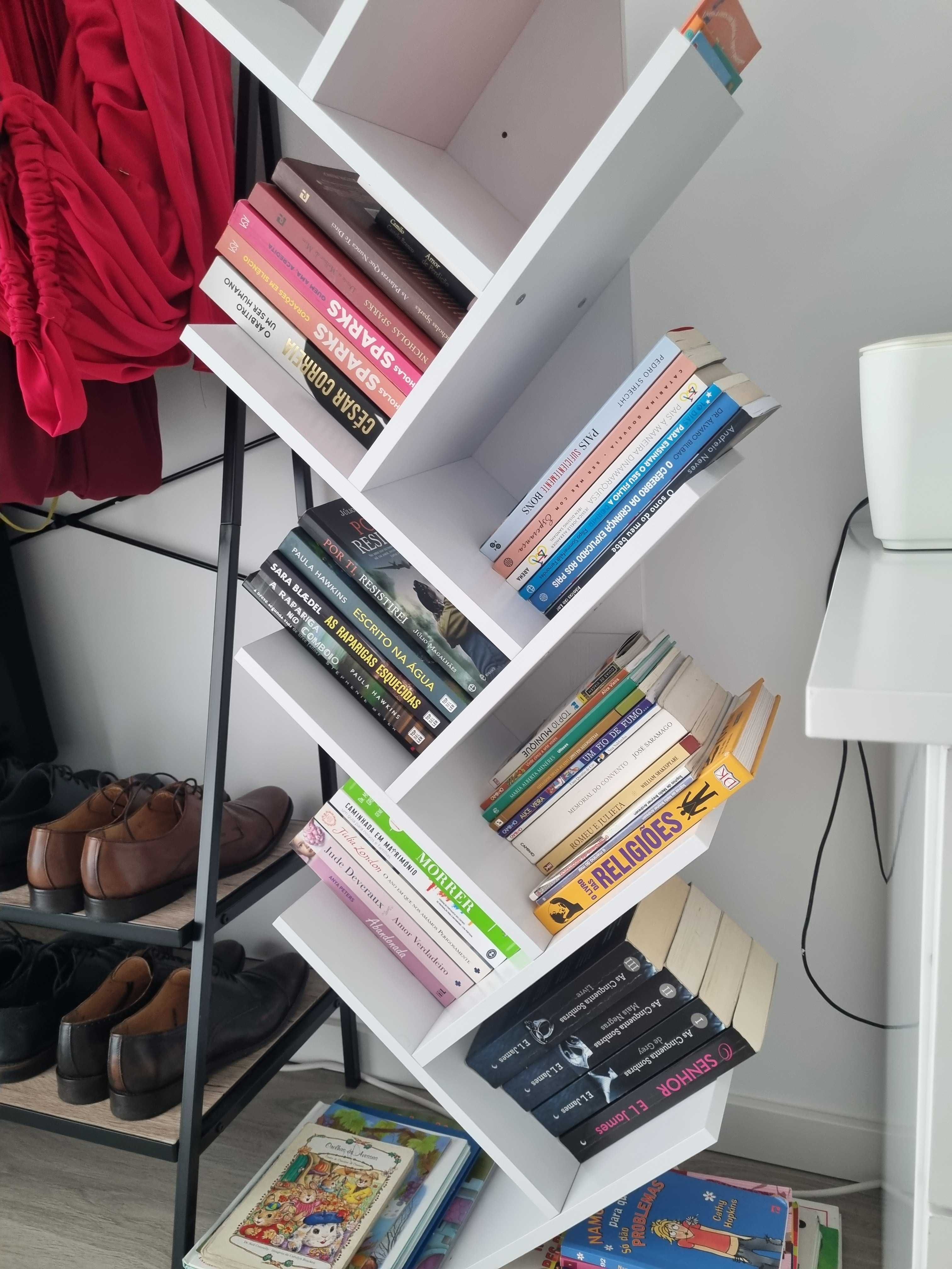 Estante branca para livros