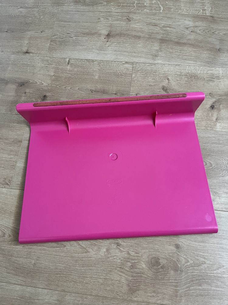 Suporte cor-de-rosa para computador IKEA