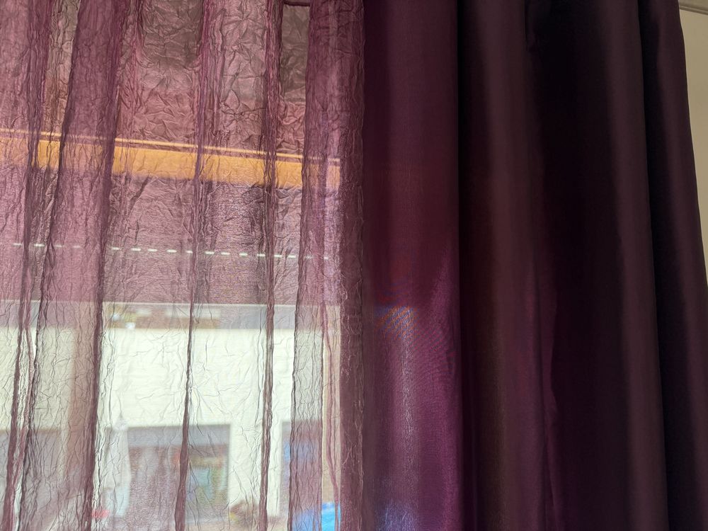 4 cortinas (branca, lilas, laranja, cinza)
