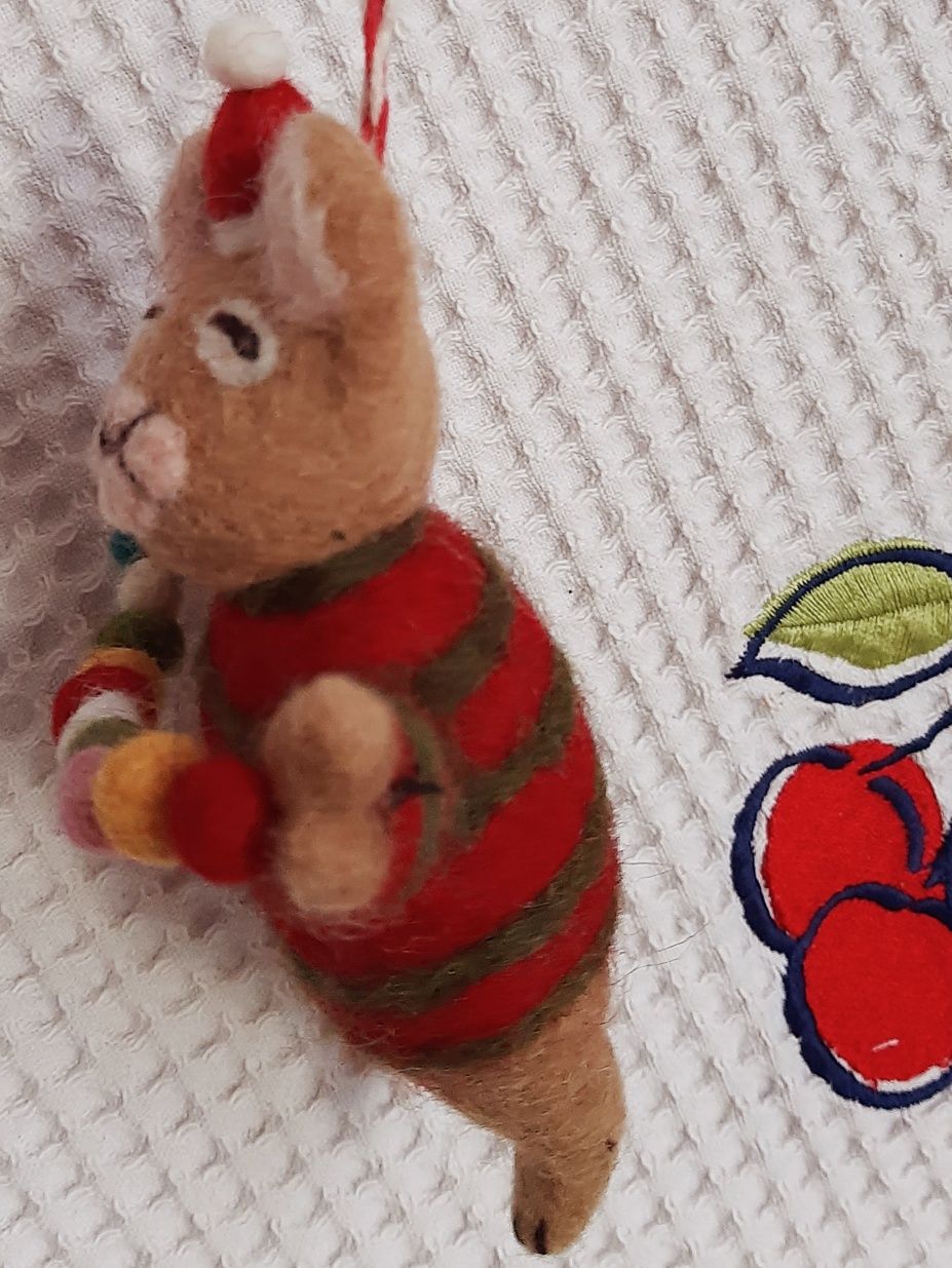 Мягкая мини игрушка Котик с шариками. Ручная работа.Шерсть.
