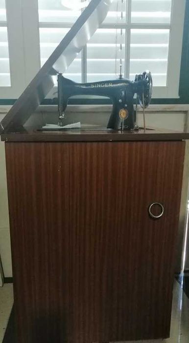 Singer com móvel, a funcionar