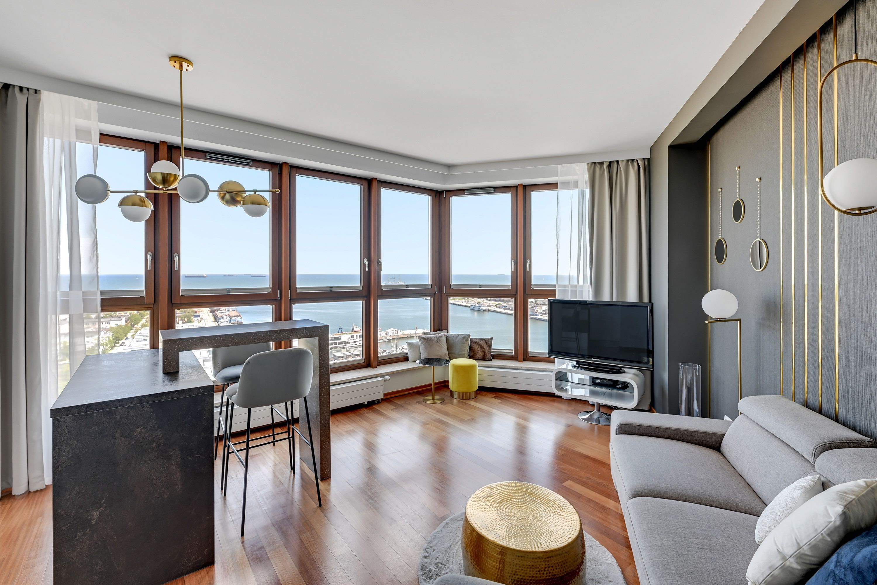 Sea Towers - widok na morze, miasto, port i plażę - hala garażowa