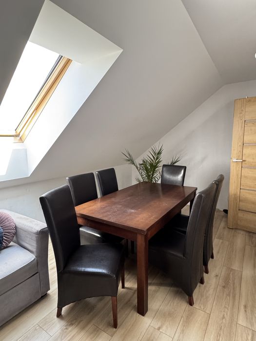 Stół z 6 krzesłami – solidny komplet do jadalni / salonu