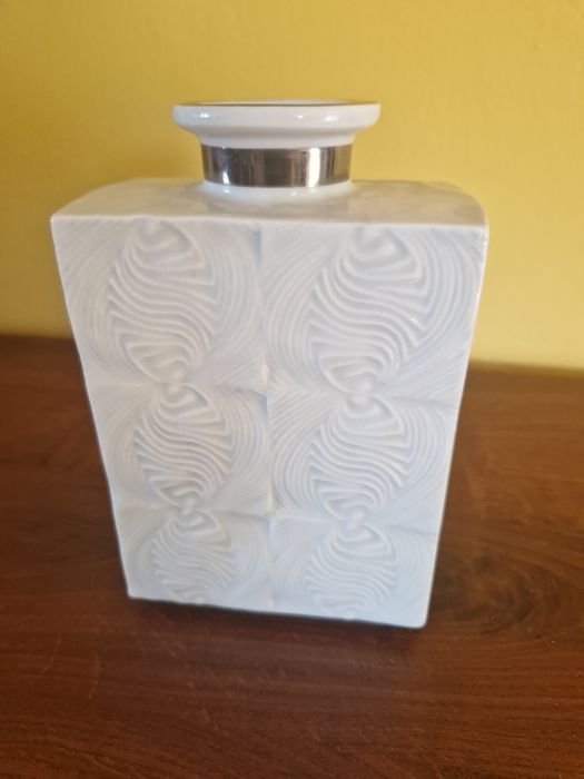 Biały wazon  porcelanowy