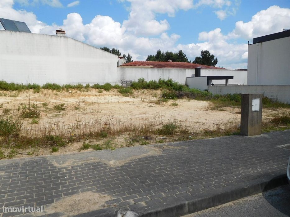 Lote de Terreno para uma moradia unifamiliar/ Licença a levantamento/