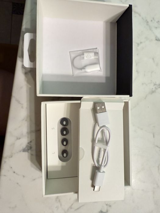 Коробка з кабелем там амбушюрами від OPPO Enco Free2 True Wireless