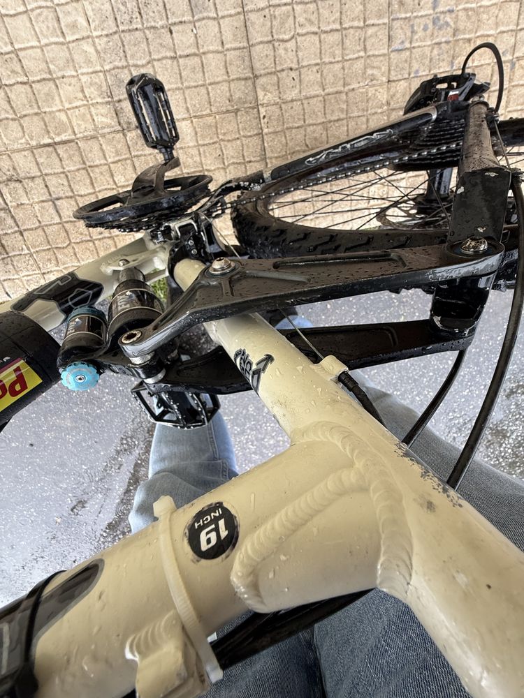 Bicicleta Kona suspensão total