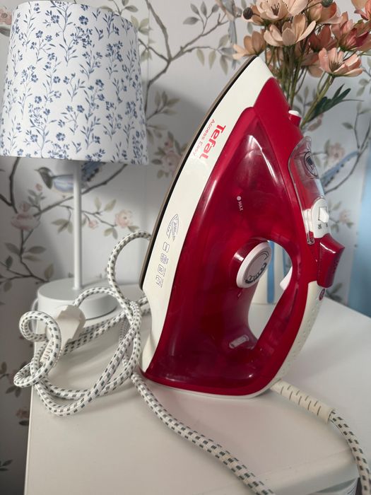 Tefal Easygliss Żelazko Parowe, Poliwęglany