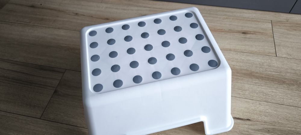 Ikea krzesełko białe podnóżek bolmen