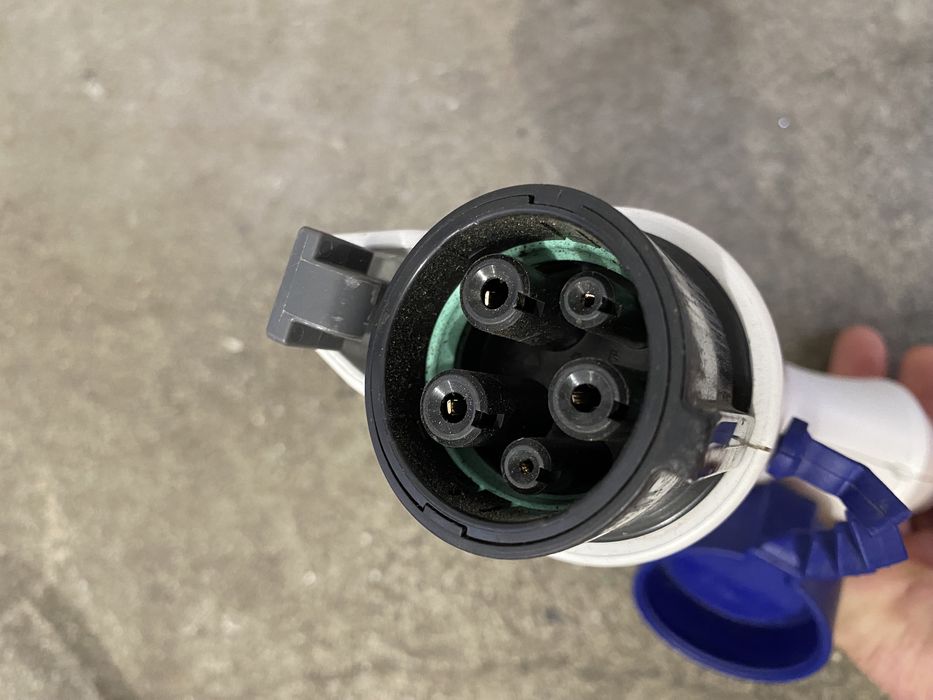 Зарядний пристрій інвертор 230 V Мітсубісі Outlander PHEV