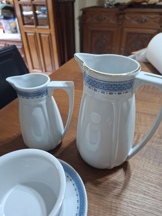 Conjunto de almoçadeiras e leiteiras