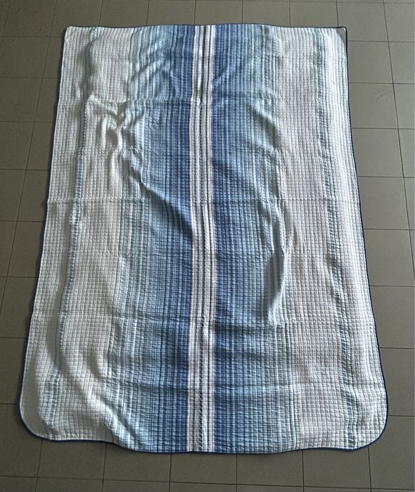Colcha azul e branca