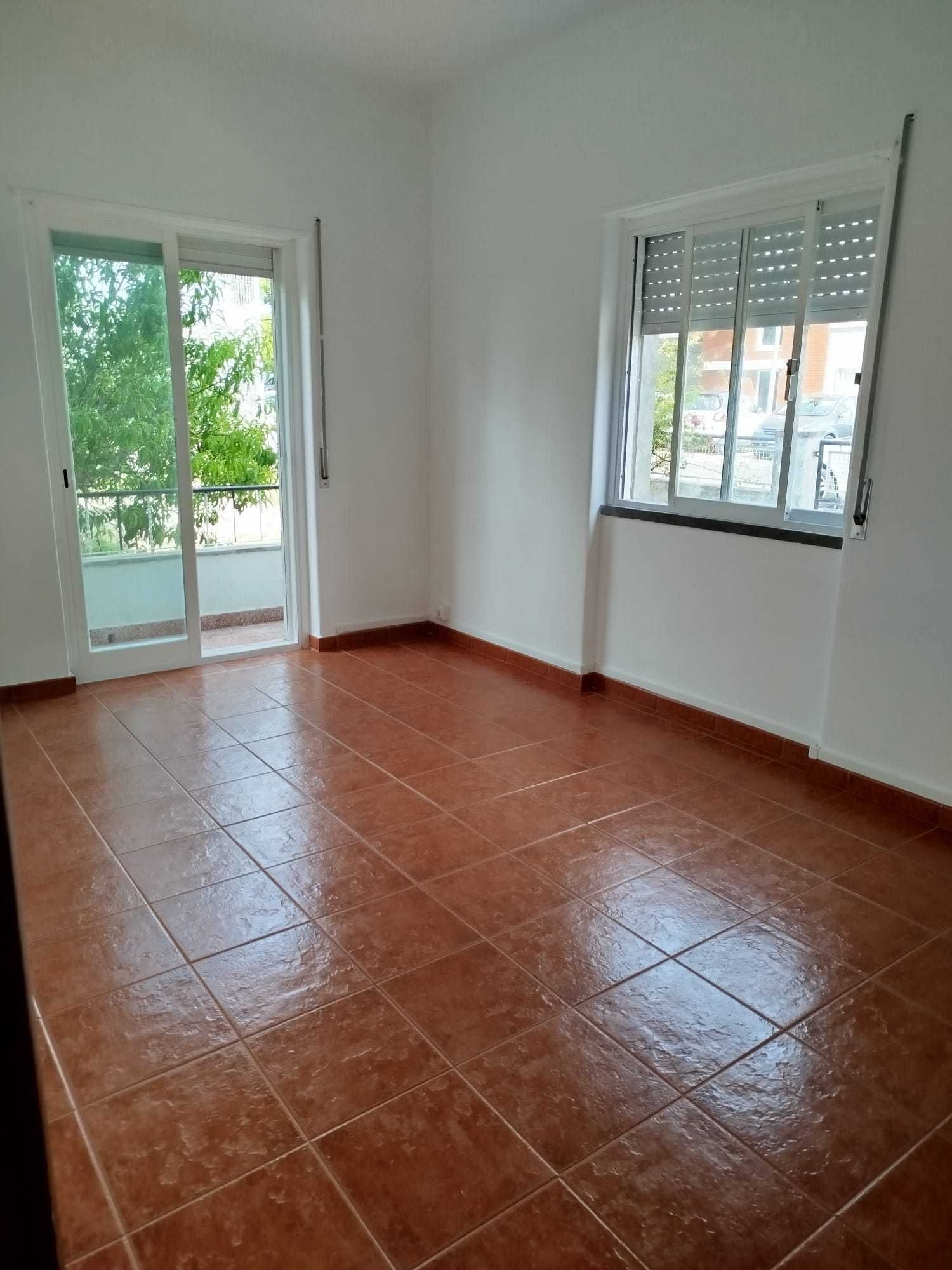 Aluguer T2 em Caxias