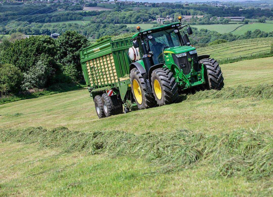 Zbiór traw przyczepą samozbierającą Krone, zbiór kukurydzy