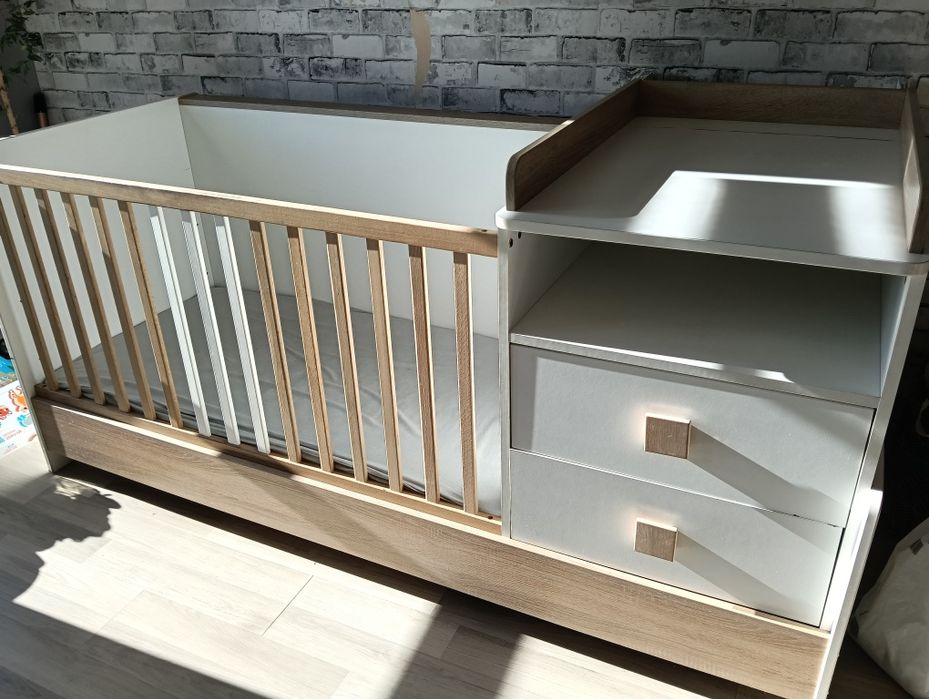ZAREZERWOWANE Kompaktowe łóżeczko z komodą i przewijakiem