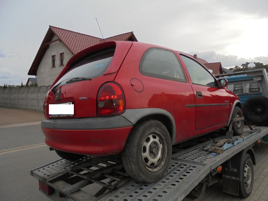 Opel Corsa B czerwona, 1.4 benzyna przeznaczona na części