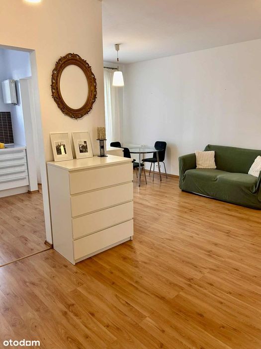 Obok Lasu Kabackiego i metra Kabaty, 50 m