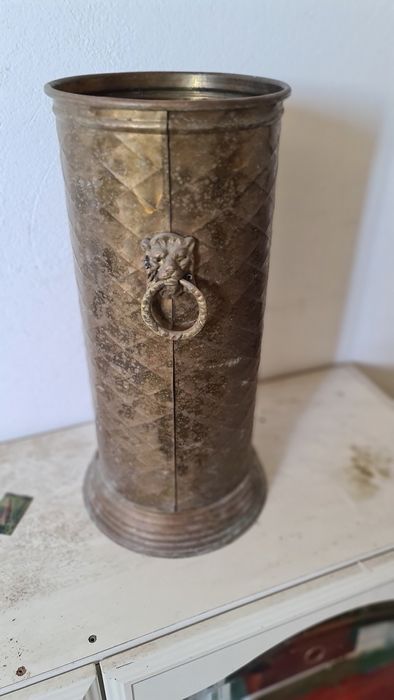 Vendo  coisas antigas