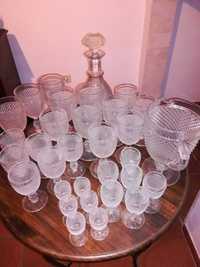 Conjunto de copos, garrafa e jarro de vidro martelado - 32 peças
