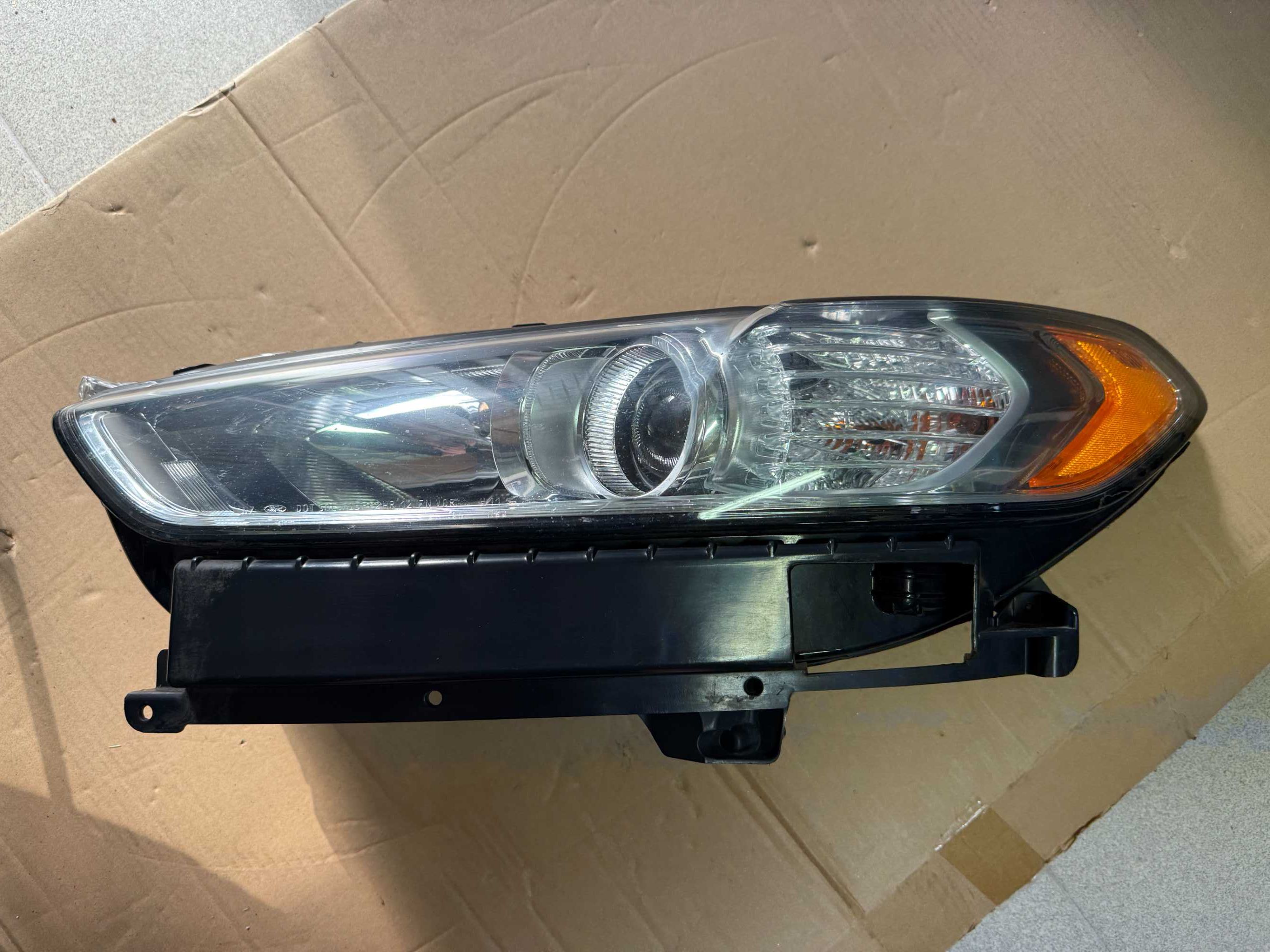 Ford Fusion 2016 USA lampa przednia lewa oryginał