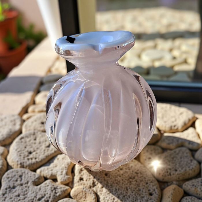 Wazon Egermann, Czeskie szkło artystyczne
Kolor wazon opalowy z delika