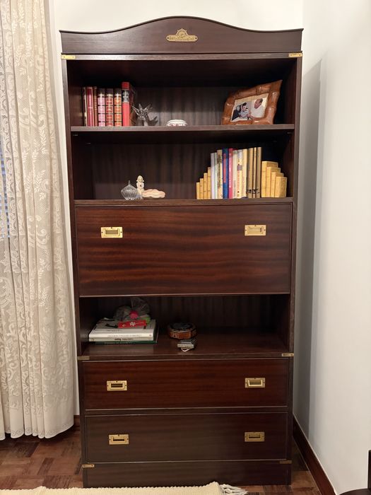 Móvel com escrivaninha