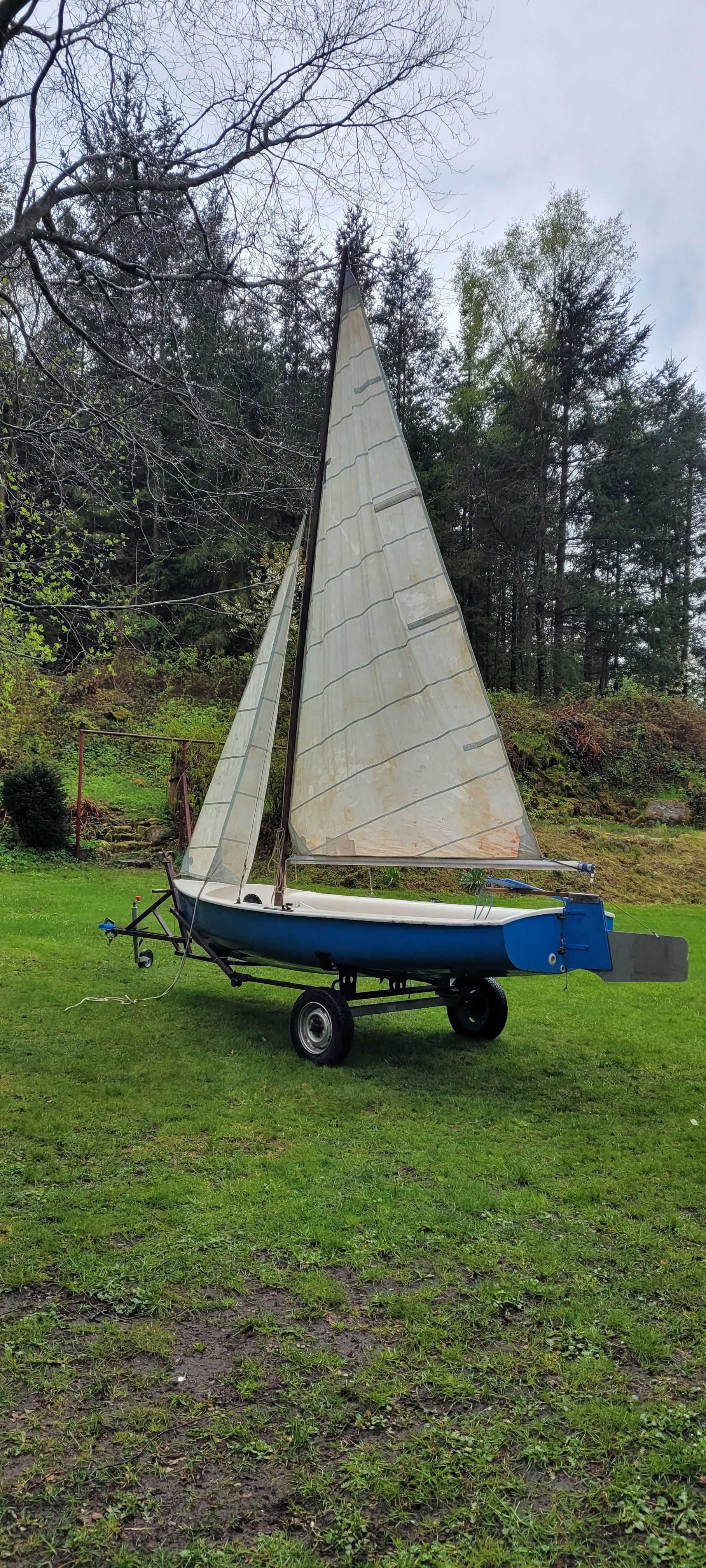 Jacht ,żaglówka łódka holenderska regatowa z przyczepką.