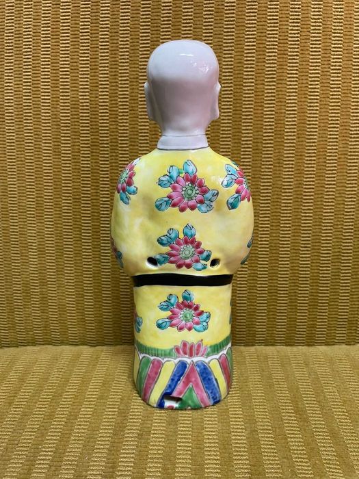 Estatueta antiga com trajes tradicionais chineses