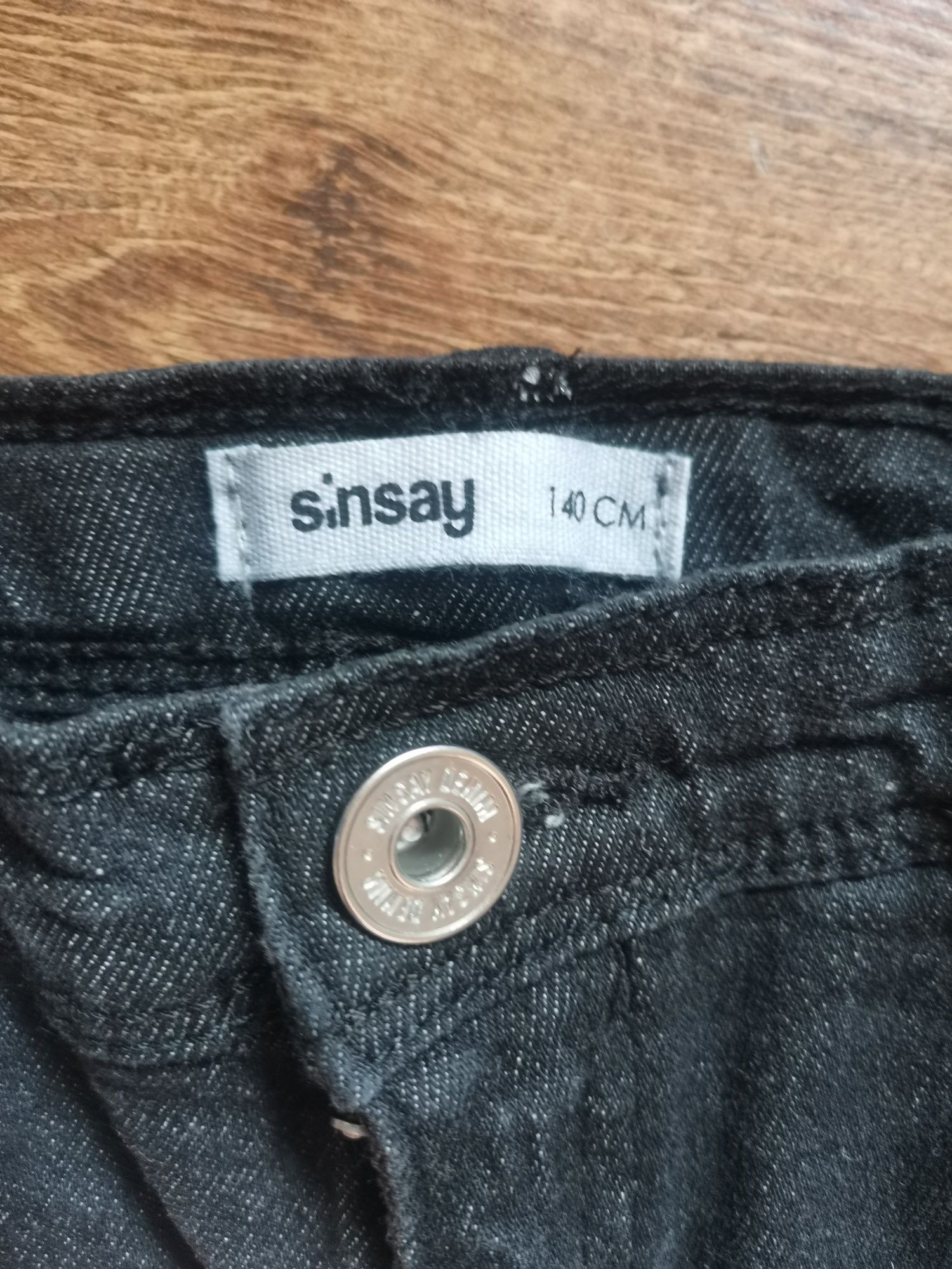 Джинсы бренда Sinsay 140 см.