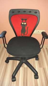 Krzesło, krzesełko biurkowe dla dziecka.