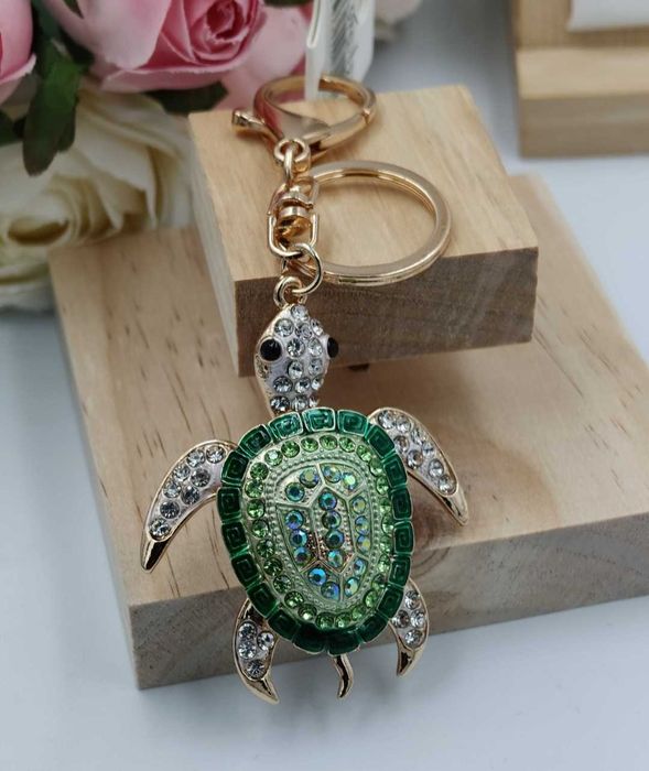 Brelok żółw z zielone cyrkonie elegancka zawieszka do kluczy torebki